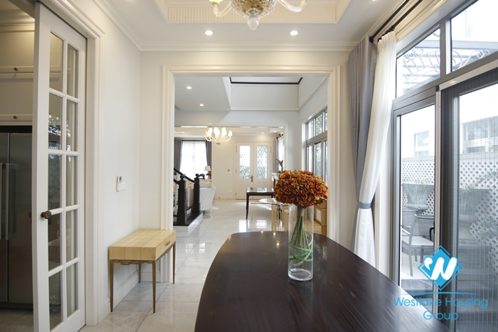 Adjacent villa for rent, equipped with modern furniture for rent in Vinhome Harmony Long Bien